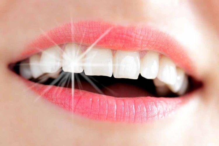 Cómo blanquear los dientes con limón y otros remedios caseros